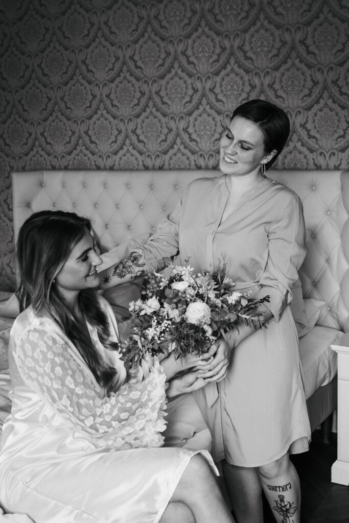 Hochzeitplanerin mit Braut beim Brautstyling und mit Brautstrauß